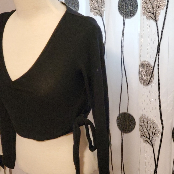 NWT Abercombie & Fitch Smalll cropped wrap top in black - Picture 3 of 7
